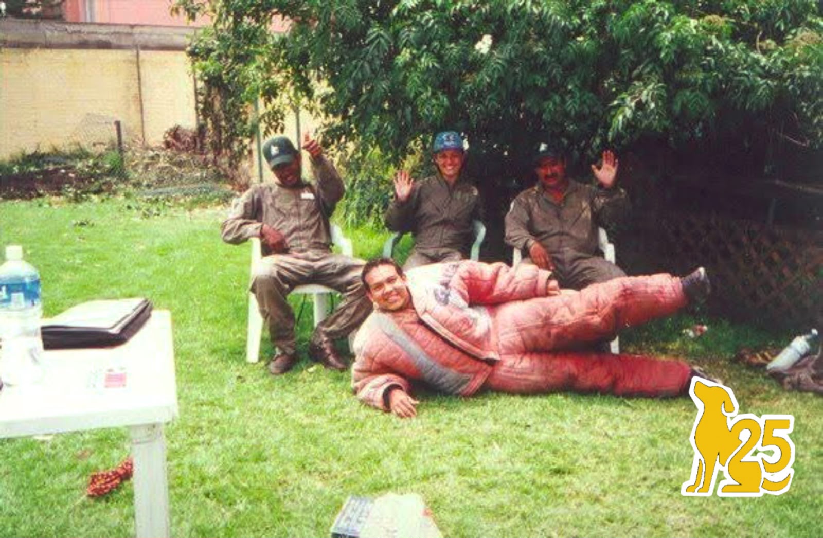 Figurantes con traje de mordida descansando entre prácticas