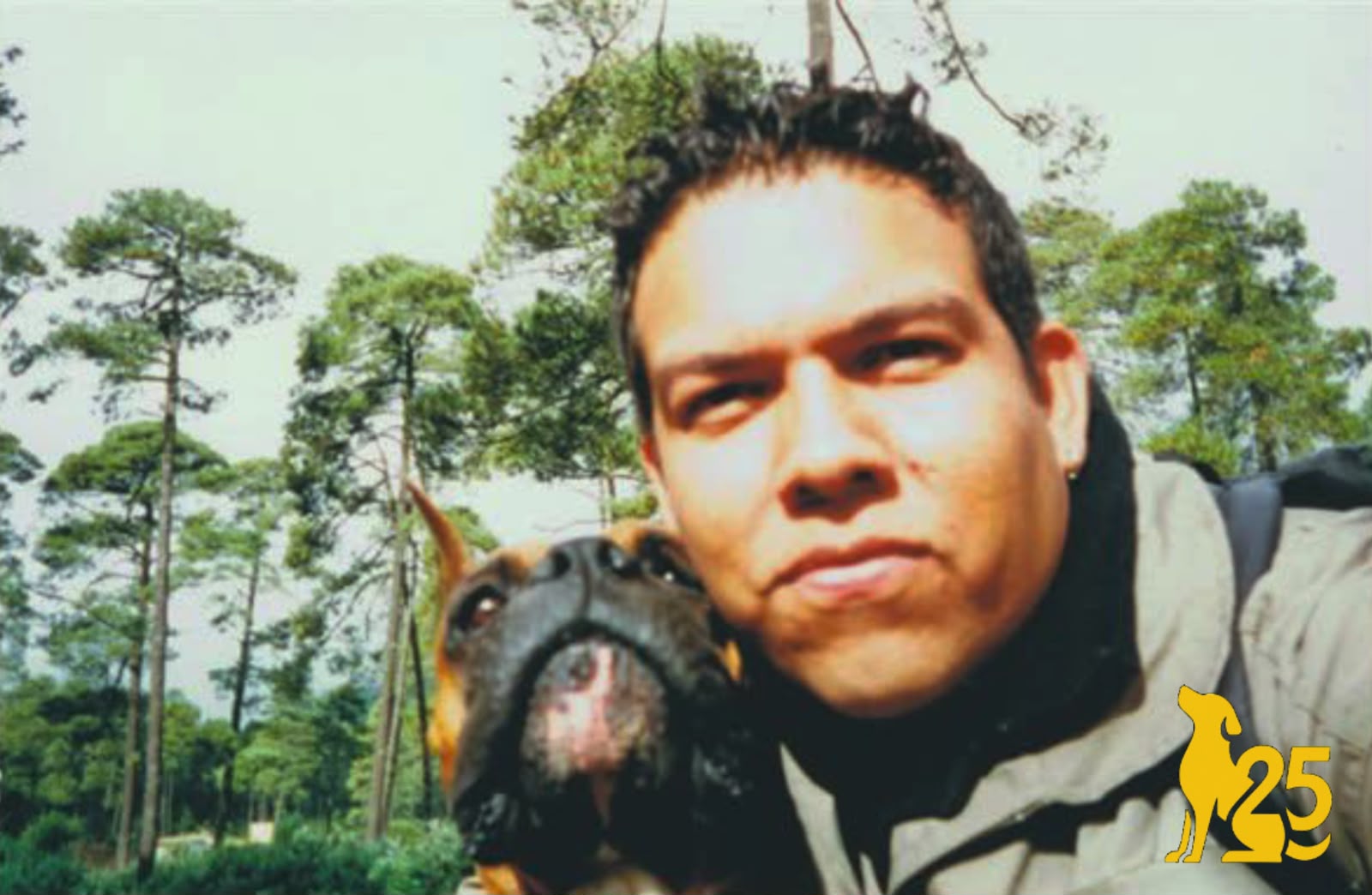 Entrenador con su perro en el bosque durante una jornada de trabajo