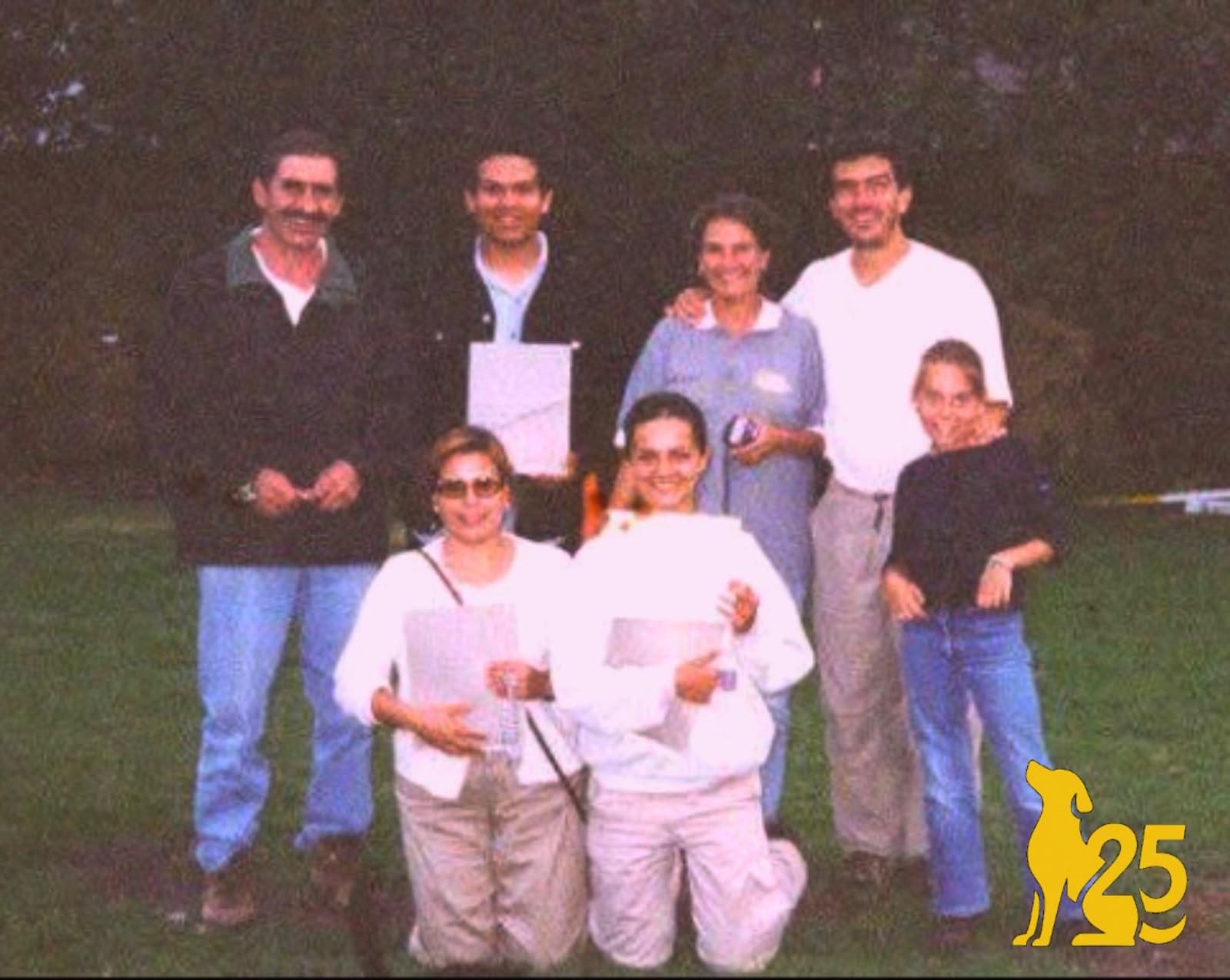 Grupo de alumnos con sus constancias al terminar la capacitación en Ciudad de México, 2001